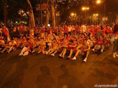 Palabras con imagen: Una marea roja vistió a Cibeles y hondeó su bandera (y al pulpo premonitor)